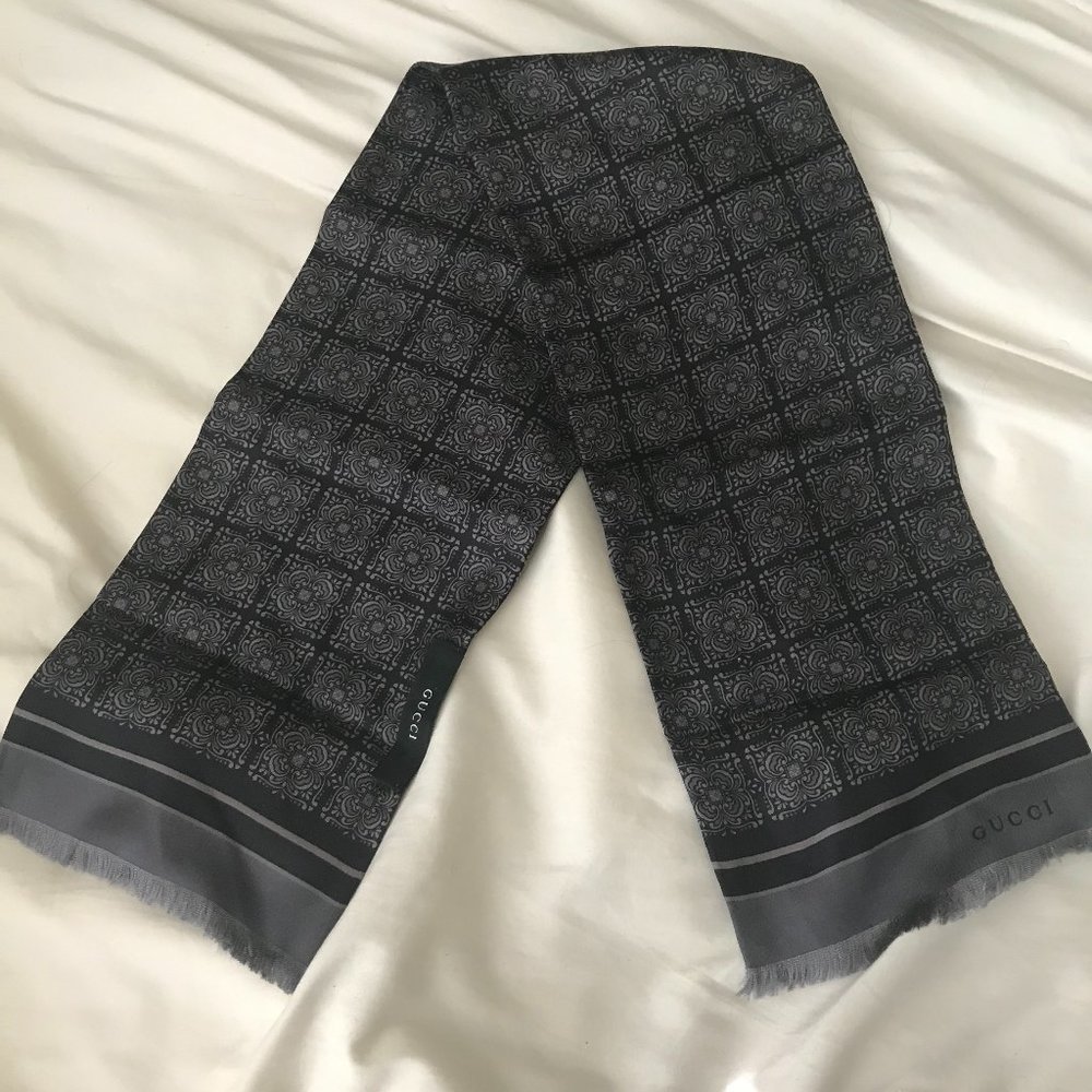 Gucci 100% Silk scarf (OS)